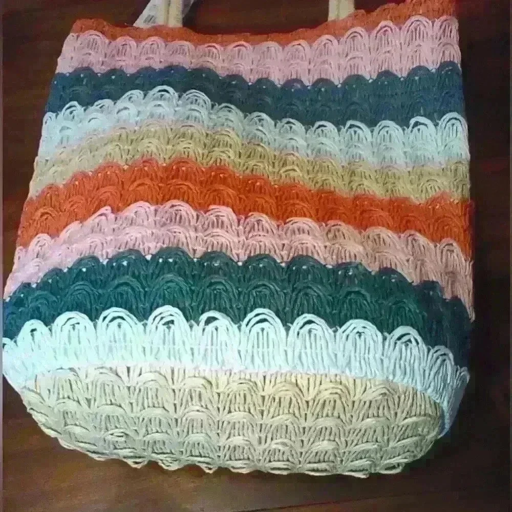 Art class woven paper purse/small beach tote. 14.5” x 11.5”; ADORABLE!